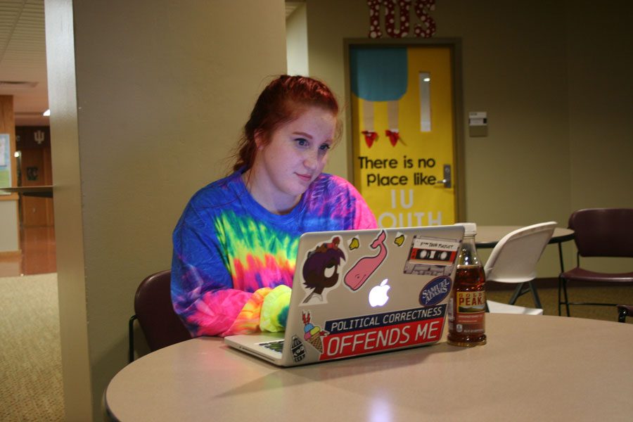 Caroline+Elders+looking+at+BuzzFeed+while+talking+about+current+news+outlets.