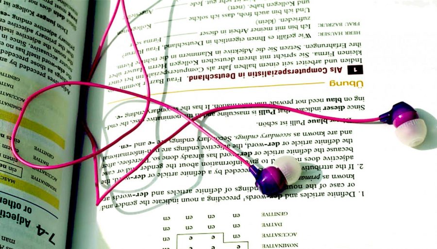 Headphones+at+the+right+volume+are+probably+not+going+to+damage+the+hearing+process%2C+but+how+risky+is+the+constant+use%3F