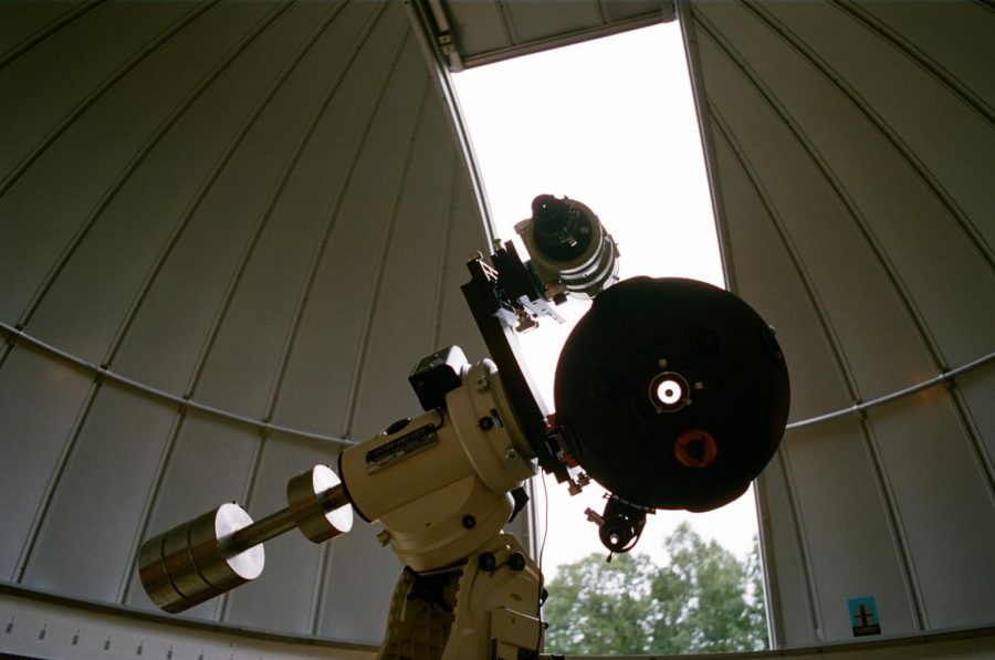 Dr.+Gerald+Ruth+and+his+wife+Ellen+in+front+of+%0Athe+IUS+observatory.+Photo+by+John+Clere