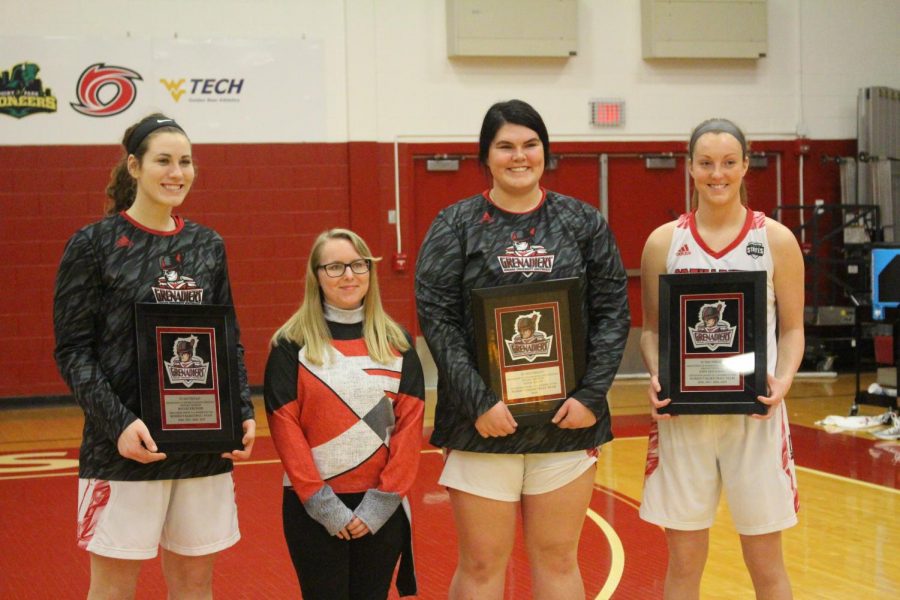 %28From+left+to+right%29+Baylee+Kreuger%2C+IUS+Pep+Band+senior+Kristina+Peter%2C+Kelsi+Scott%2C+and+Josie+Hockman+pose+for+pictures+prior+to+the+Grenadiers%27+game+versus+Brescia.+Photo+by+Brandon+Miniard+